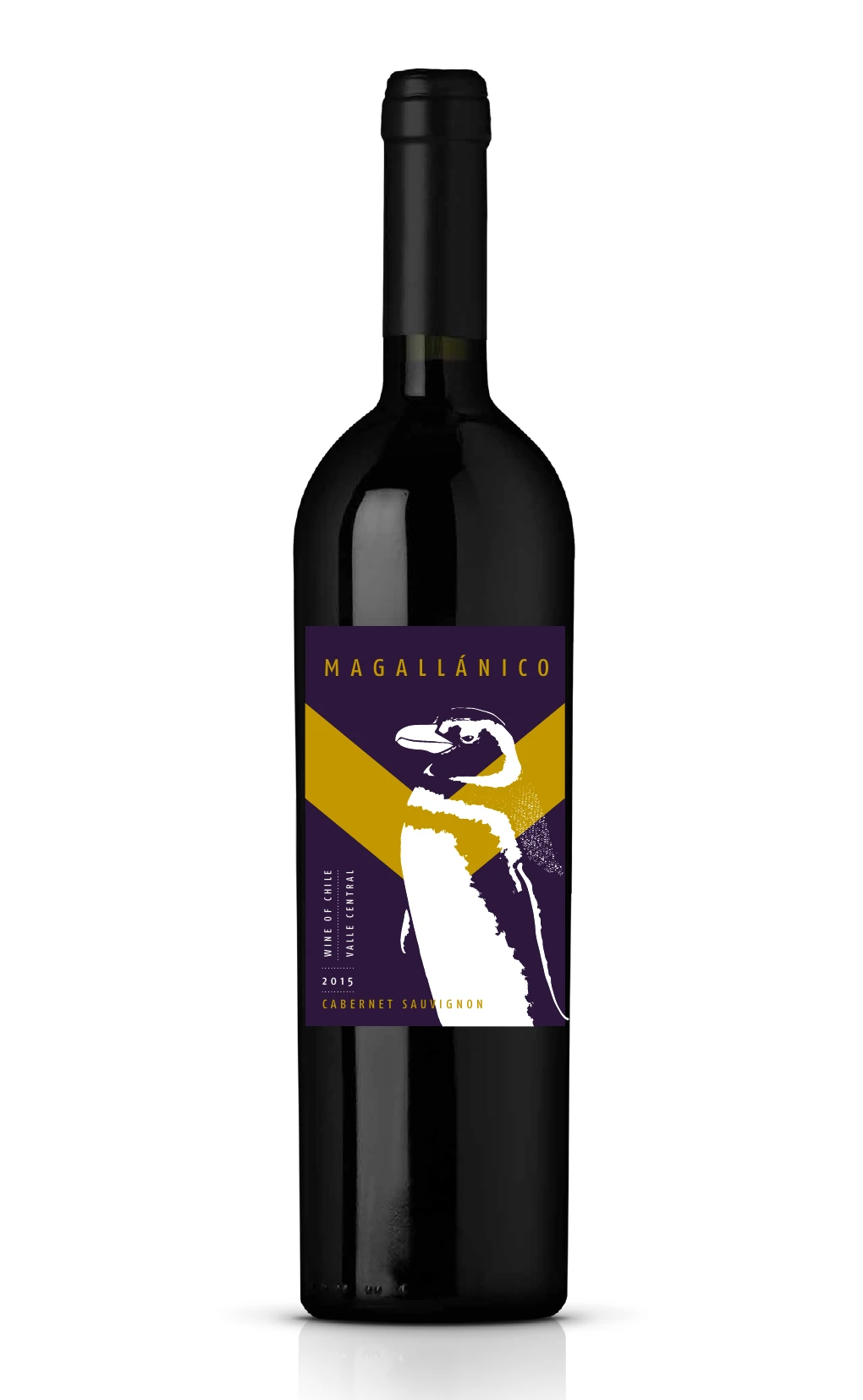 Botella con etiqueta Magallánico y una figura de pingüino.