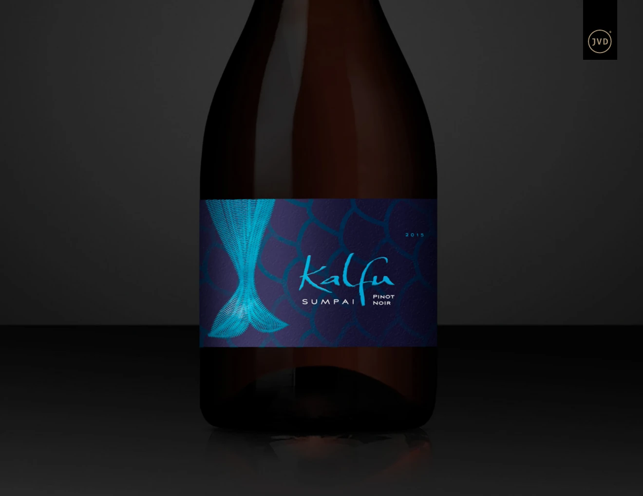 Botella Kalfu Sumpai con etiqueta azul profundo y gráfica inspirada en una cola de sirena.