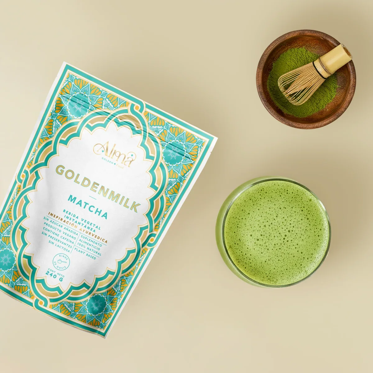 Packaging Goldenmilk Matcha en un montaje editorial con bebida preparada.