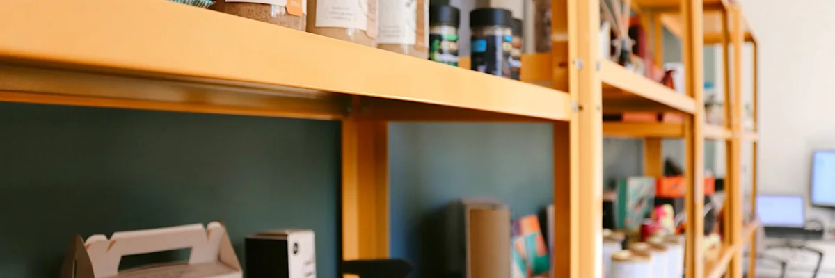 Estantería del estudio con frascos, cajas y muestras de packaging