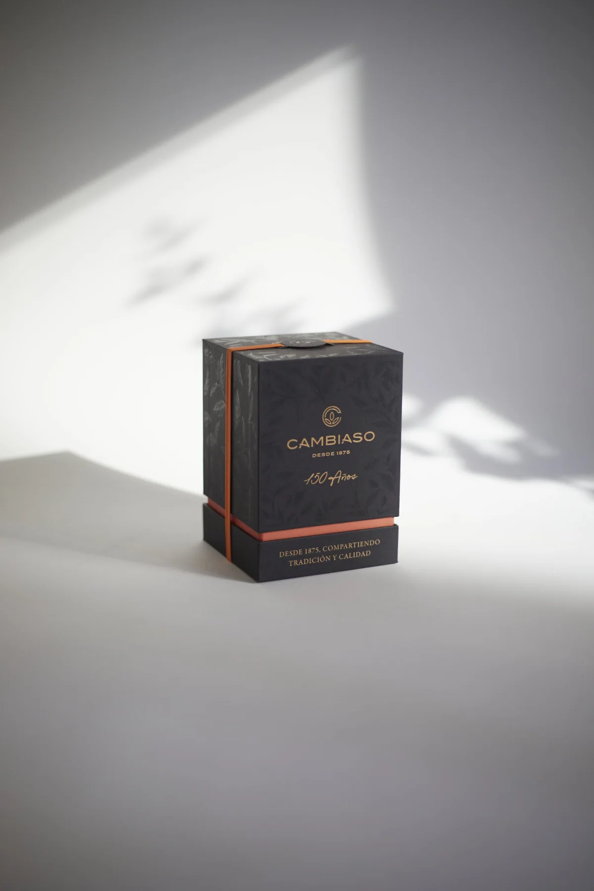Estuche cerrado de la edición conmemorativa Cambiaso 150 años en negro, dorado y naranja.