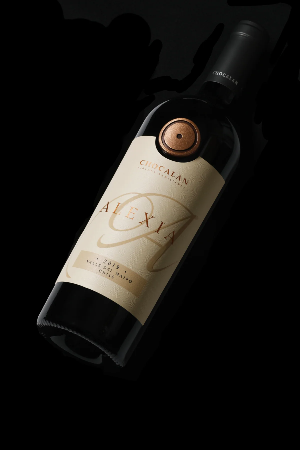 Botella Alexia de Viña Chocalán con etiqueta crema, monograma A y sello cobrizo.
