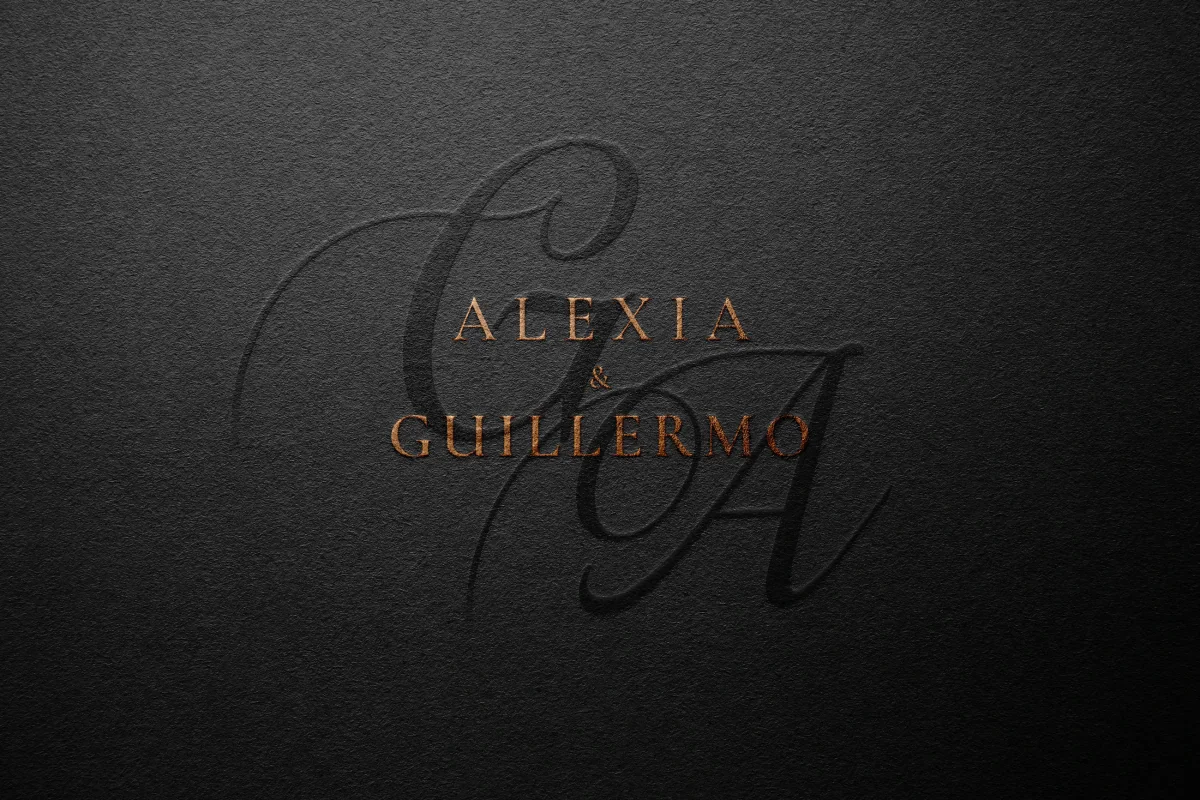 Monogramas A y G entrelazados con los nombres Alexia y Guillermo sobre papel negro.