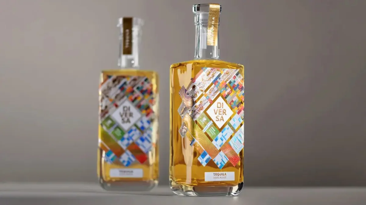 Dos botellas DIVERSA Tequila, una en primer plano y otra al fondo