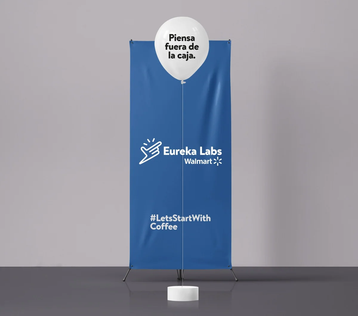 Pendón azul de Eureka Labs con globo de diálogo y mensaje sobre pensar fuera de la caja
