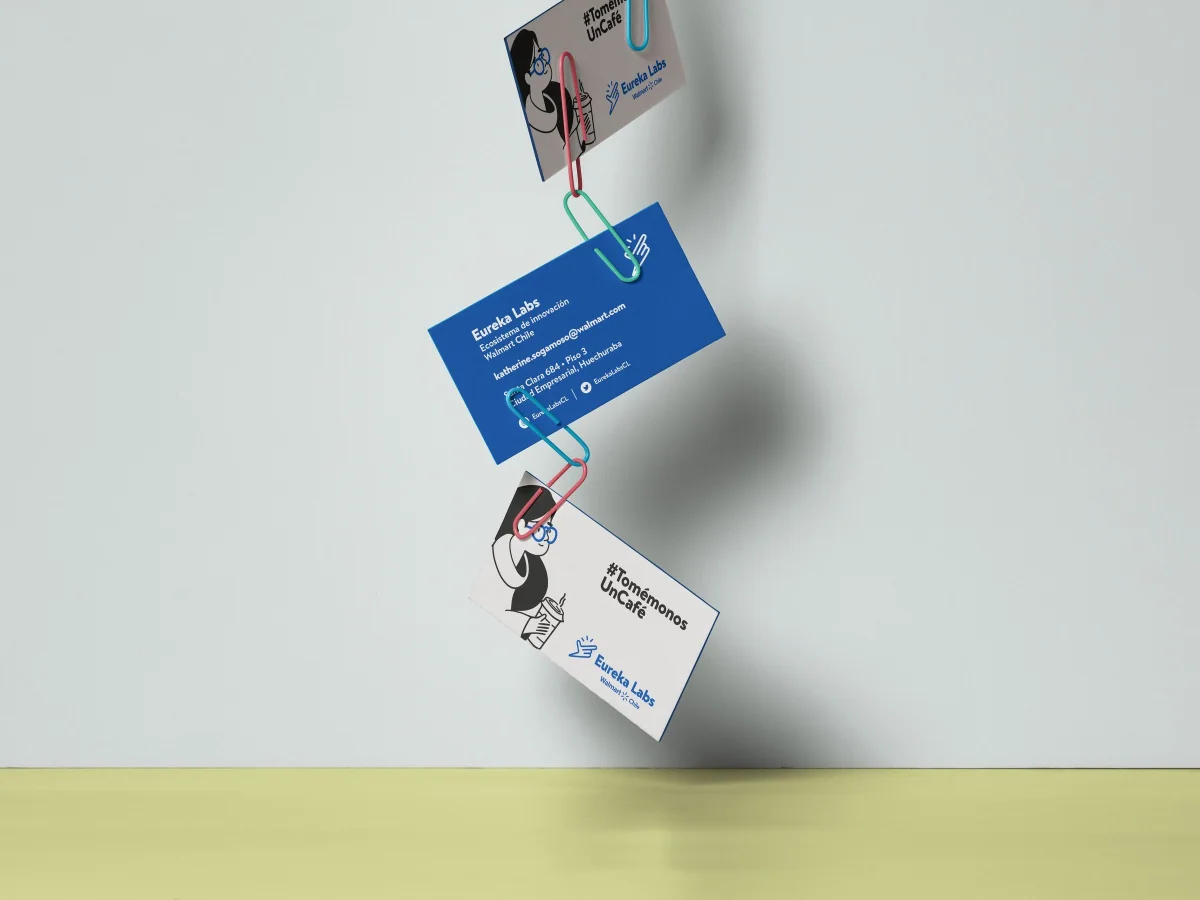 Tarjetas de presentación de Eureka Labs suspendidas con mensajes, ilustraciones y logotipo azul