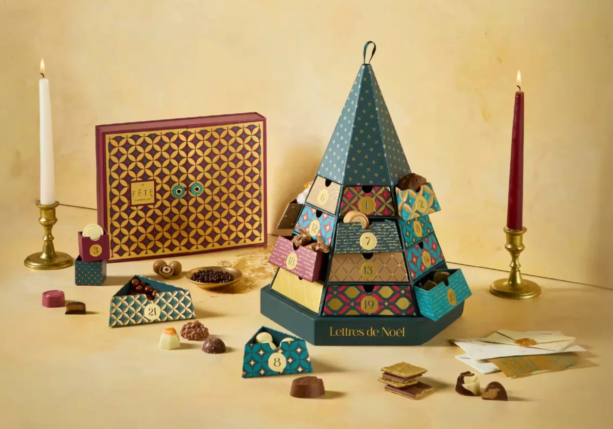 Calendario de adviento La Fête en forma de pirámide, 'Lettres de Noël', con 21 cajones de bombones, velas y cajas doradas