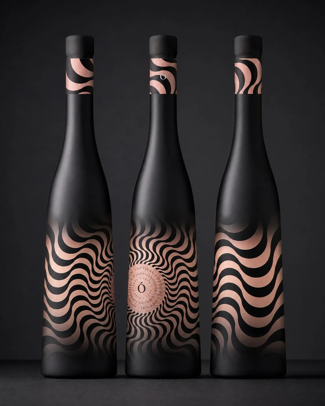 Serie de botellas Ó Optical con gráfica ondulada negra y cobre