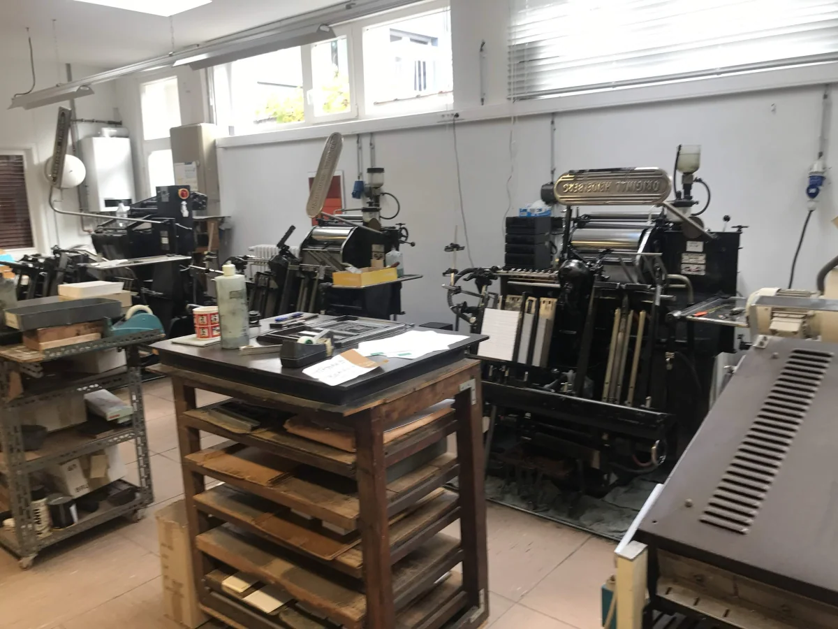 Sala de imprentas tipográficas antiguas Heidelberg, sin personas