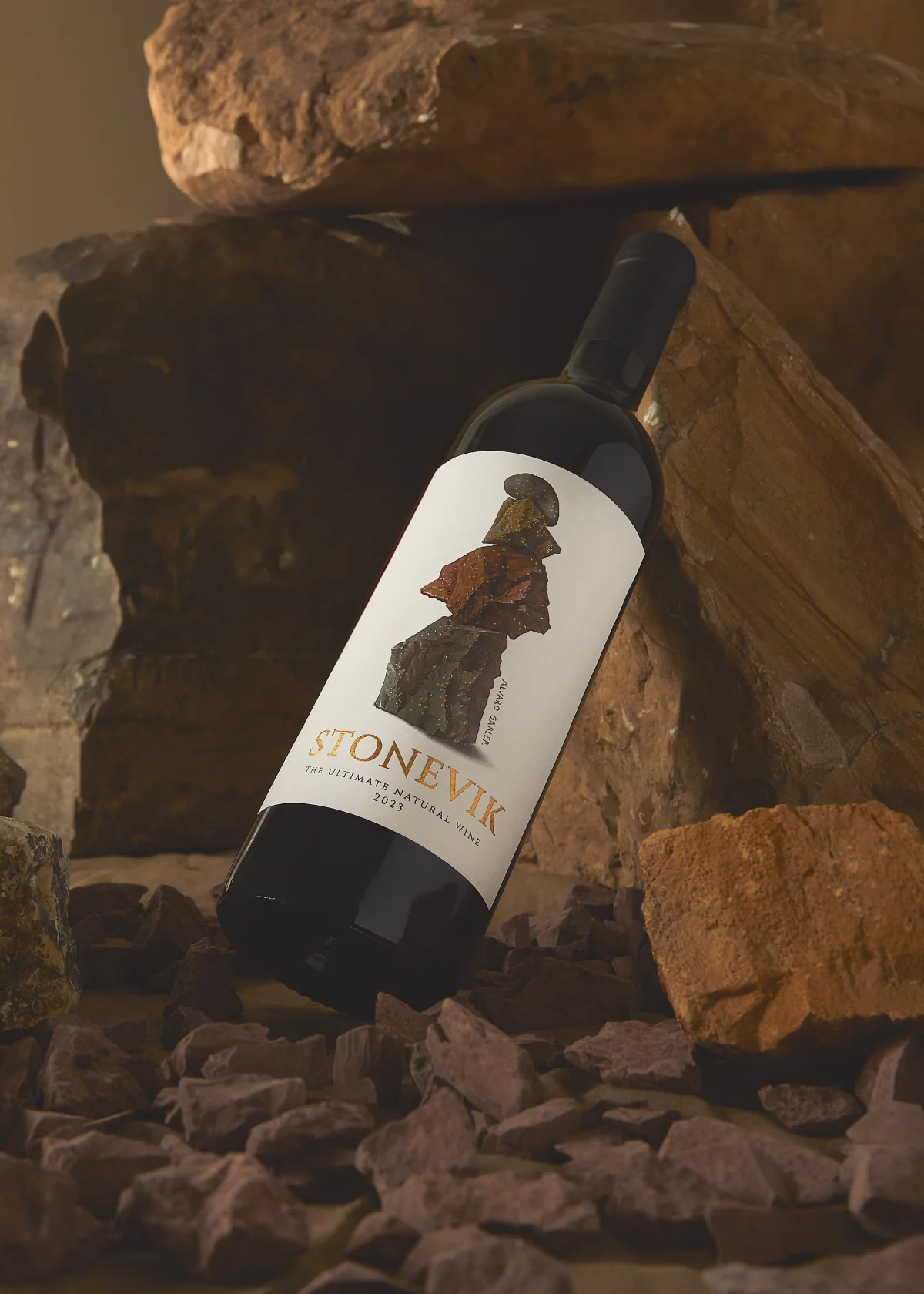 Detalle de la botella de STONEVIK entre una cavidad de roca