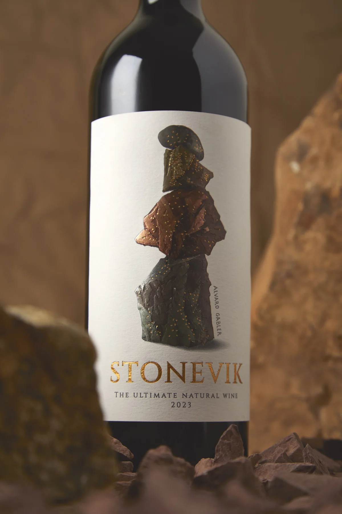 Detalle de la etiqueta y el cuello de la botella STONEVIK
