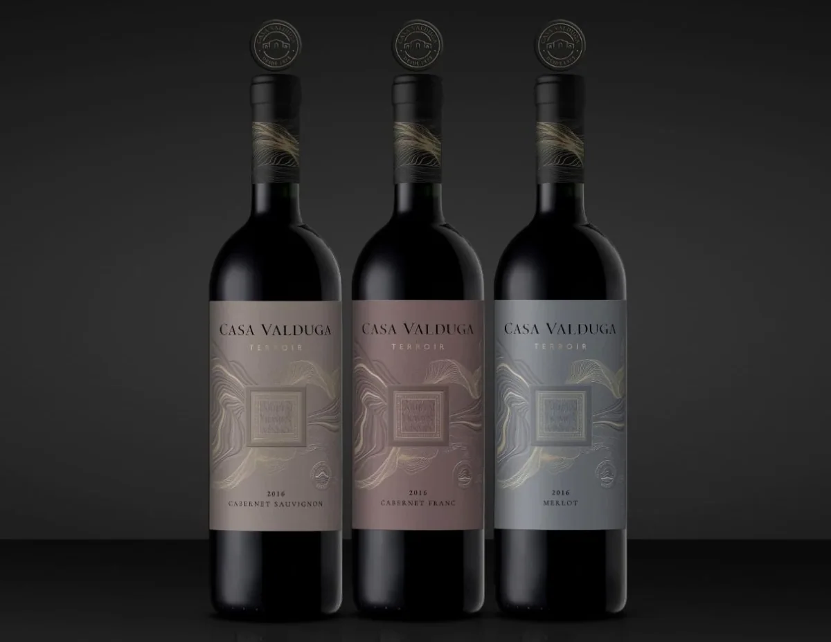 Primera ruta de refinamiento de la línea Casa Valduga Terroir aplicada a tres botellas tintas.