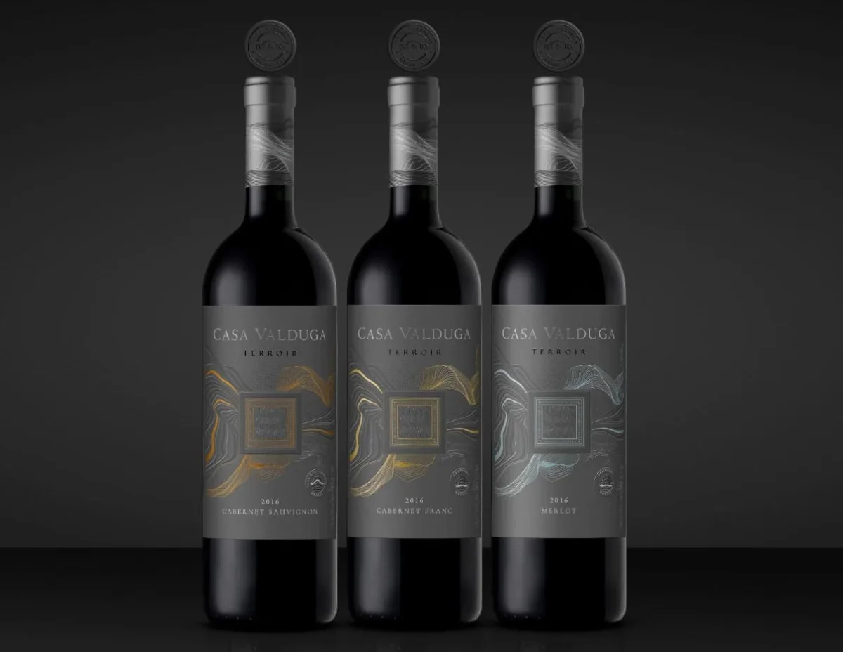 Tercera ruta de refinamiento de Casa Valduga Terroir con fondo oscuro y trazos dorados.